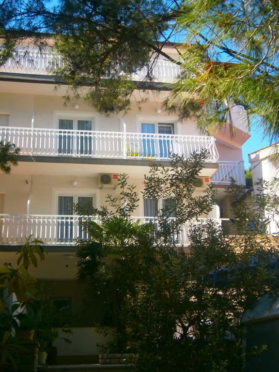 Hotel Bed & Breakfast Pansion Rade Pirovac Esterno foto