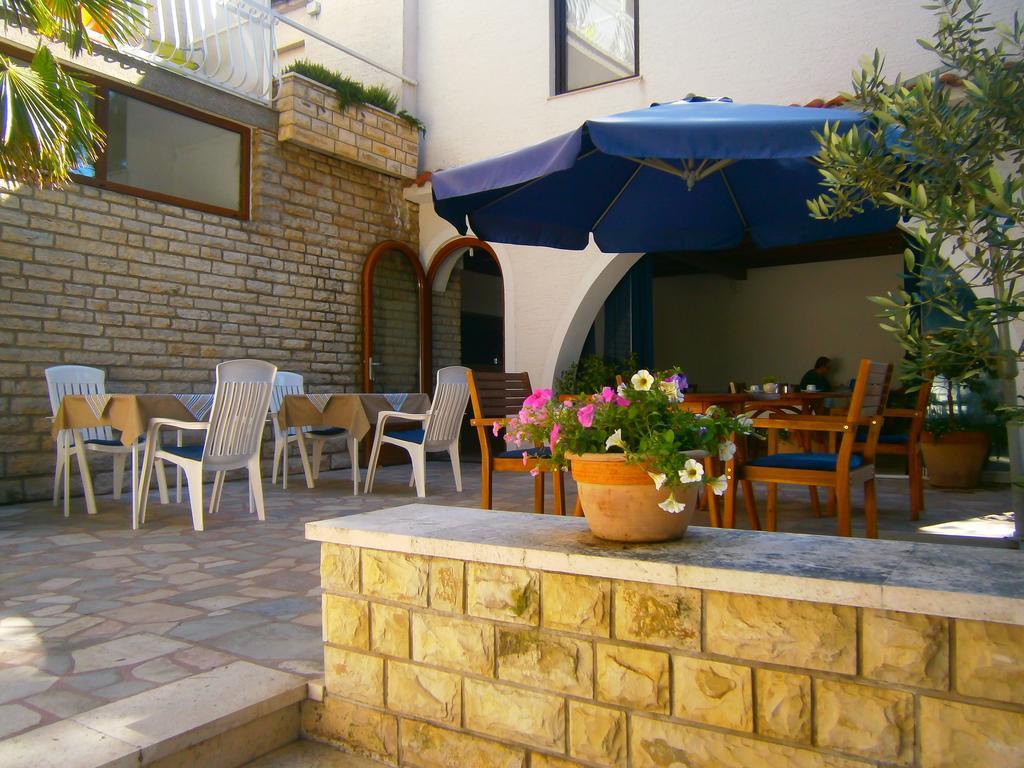Hotel Bed & Breakfast Pansion Rade Pirovac Esterno foto