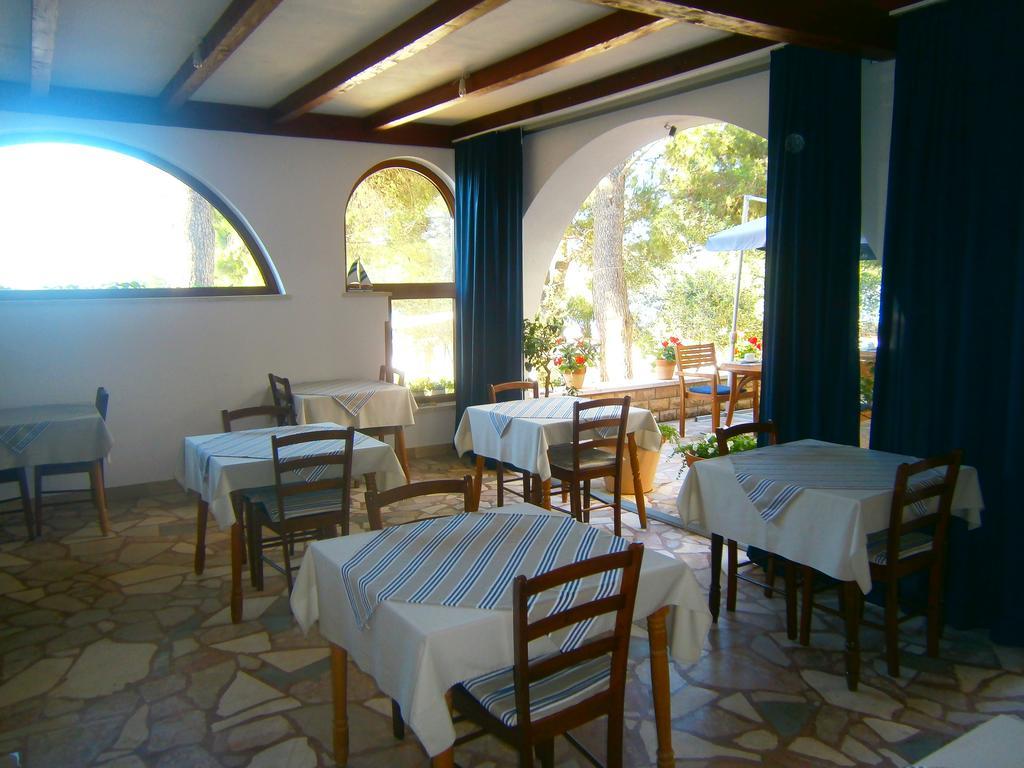 Hotel Bed & Breakfast Pansion Rade Pirovac Esterno foto