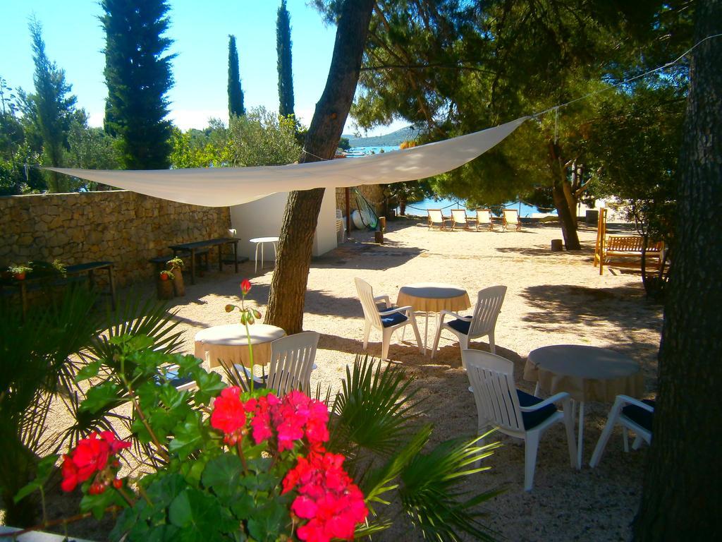 Hotel Bed & Breakfast Pansion Rade Pirovac Esterno foto