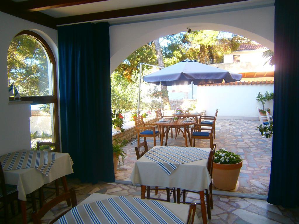 Hotel Bed & Breakfast Pansion Rade Pirovac Esterno foto