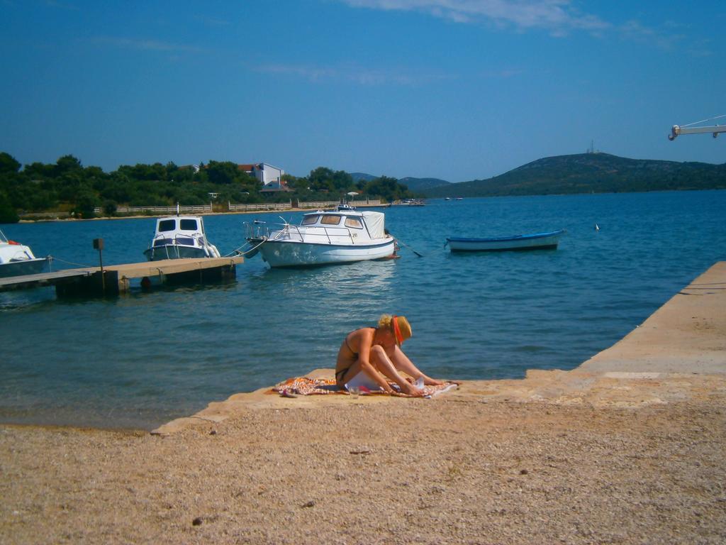 Hotel Bed & Breakfast Pansion Rade Pirovac Esterno foto